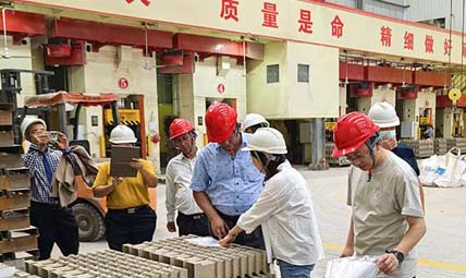 國(guó)外客戶來我廠參觀-壓力機(jī)車間